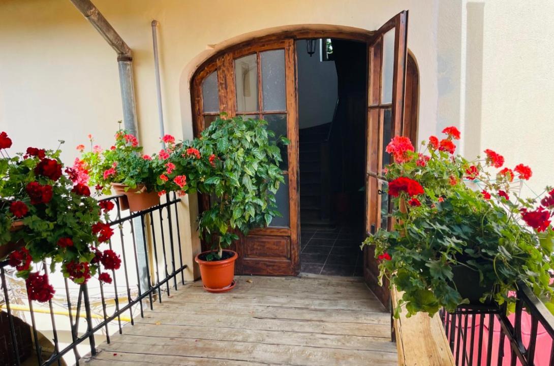 Spacious Stylish Apartment In Old Town Sibiu Exterior photo